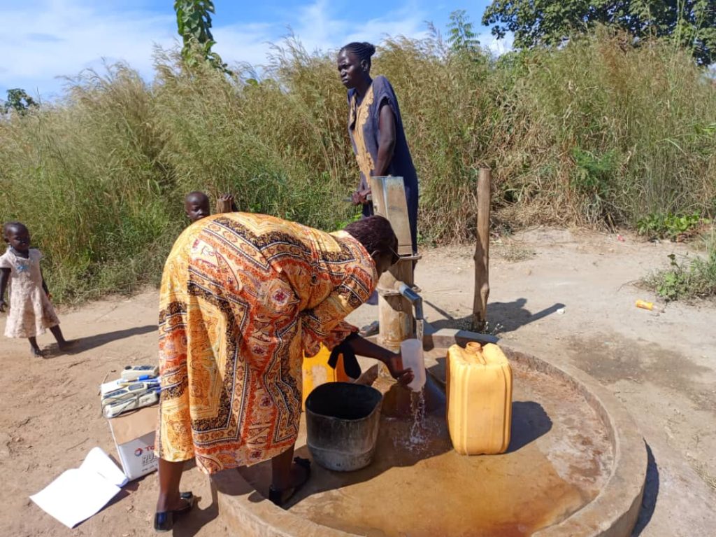 【南スーダン】命をつなぐ支援の現場から~人道危機の現状と課題~ 1 water sample for quality tes1
