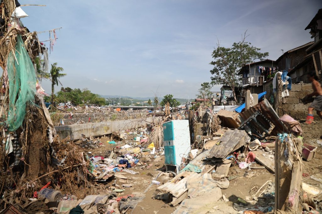 【フィリピン台風被害】流された家の跡地に暮らす人びと。多重災害に苦しむ被災者の心身を守るには 1 78152c16b75bffa3a3014a1632192b0a
