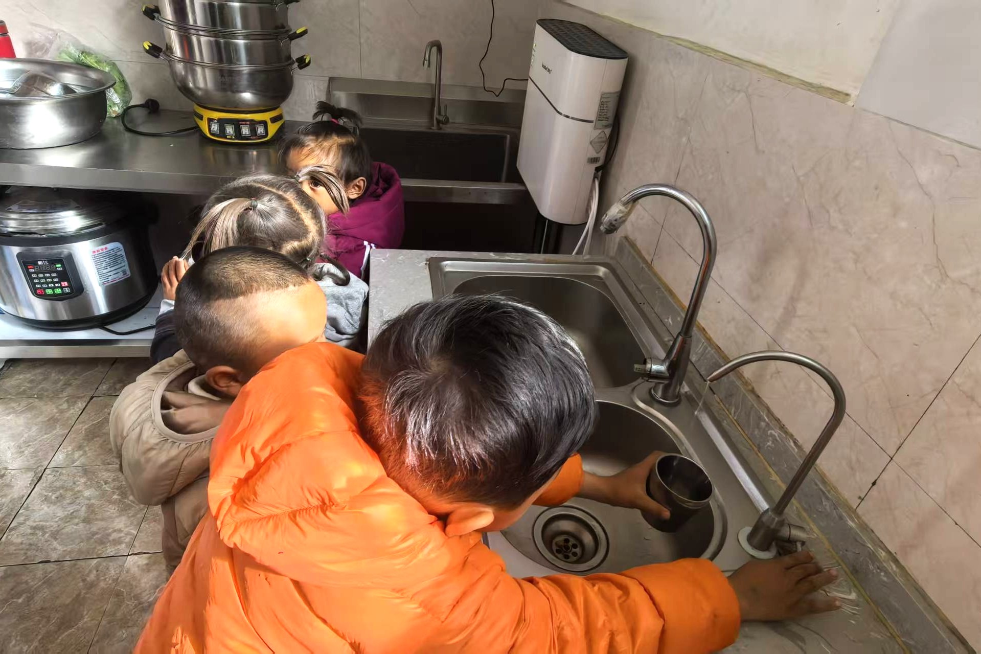 【中国チベット自治区地震】「安全な水を子どもたちへ」― 浄水器支援が届けた希望 1 aea2b3ca521702cc4e23431d87489681