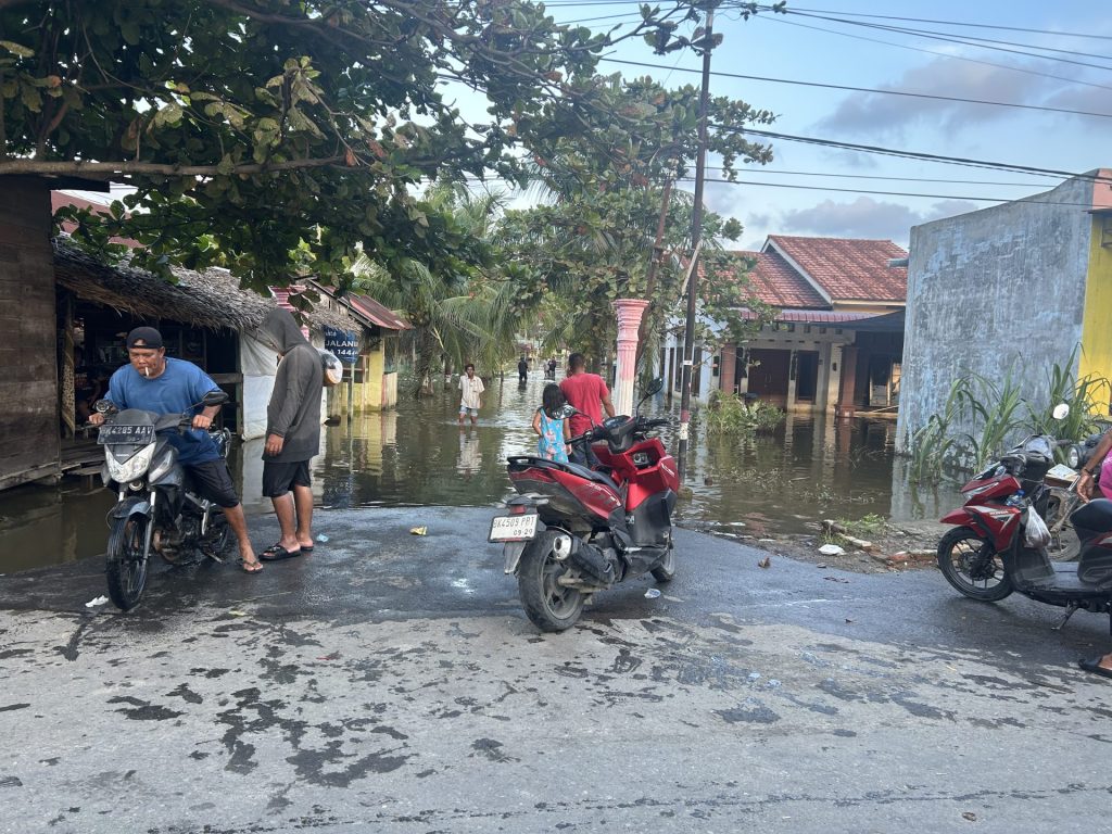 【インドネシア豪雨 緊急支援】2週間経っても引かない水、被災地を襲う雨の脅威 3 IMG 3221
