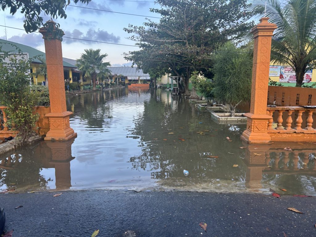 【インドネシア豪雨 緊急支援】2週間経っても引かない水、被災地を襲う雨の脅威 2 IMG 3226