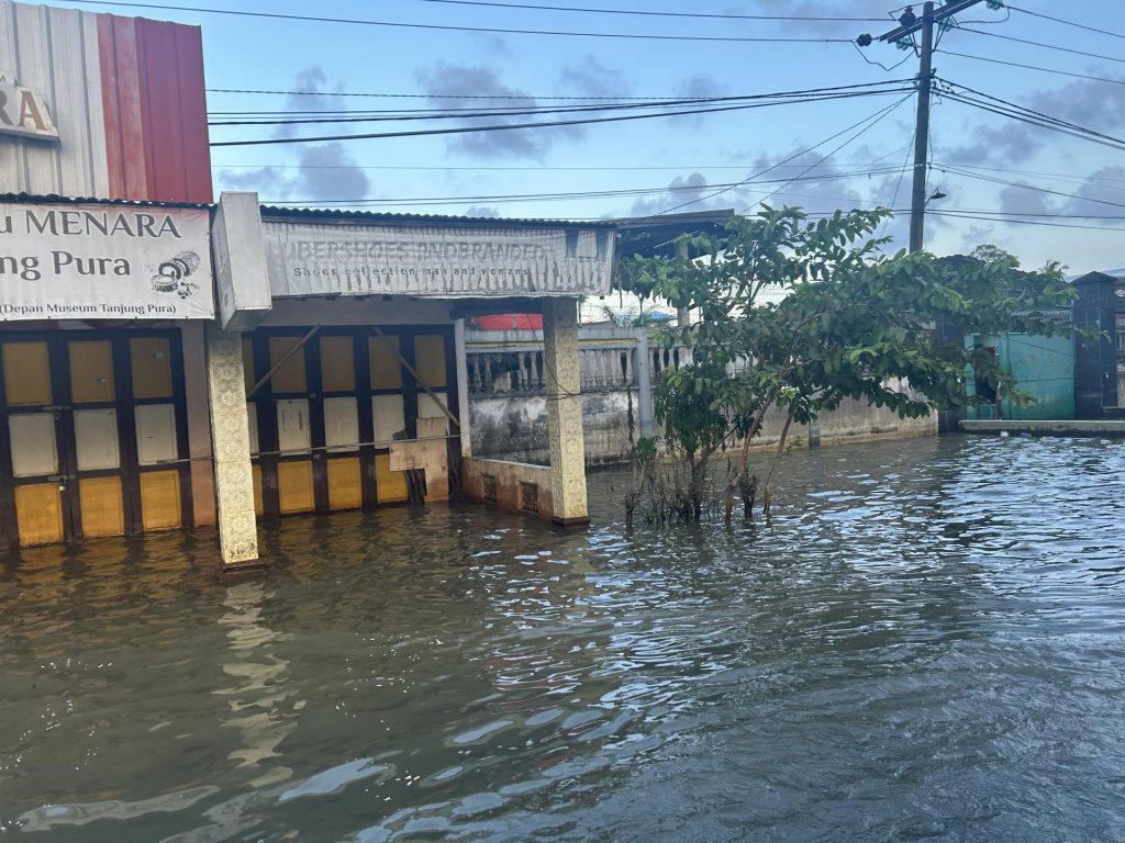 【インドネシア豪雨 緊急支援】2週間経っても引かない水、被災地を襲う雨の脅威 4 IMG 3232