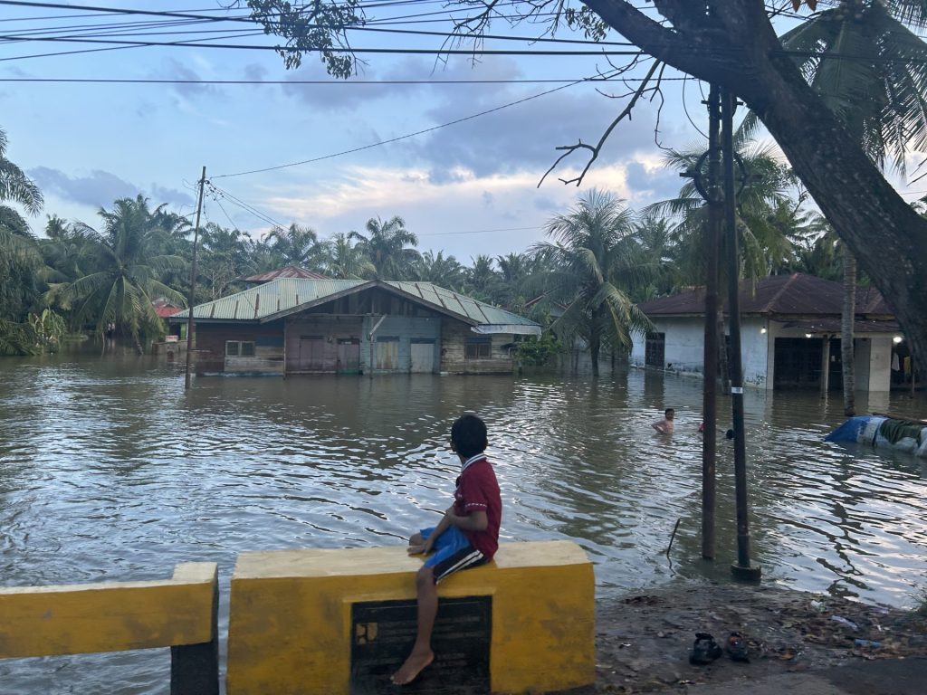 【インドネシア豪雨 緊急支援】2週間経っても引かない水、被災地を襲う雨の脅威 1 IMG 3240