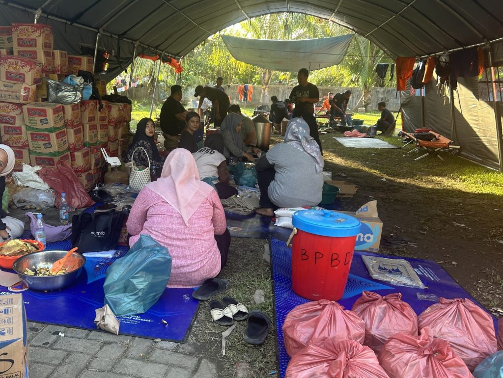 【インドネシア豪雨 緊急支援】2週間経っても引かない水、被災地を襲う雨の脅威 6 IMG 3173 trim