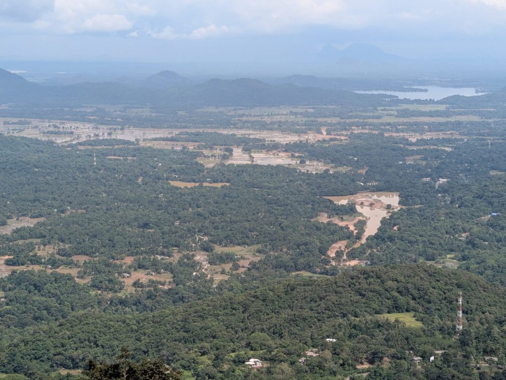 【スリランカ 洪水被害 緊急支援】ひとつでも多くの集落に脚を運び、ひとりでも多くの被災者に会いに行く 6 PXL 20251207 074830782