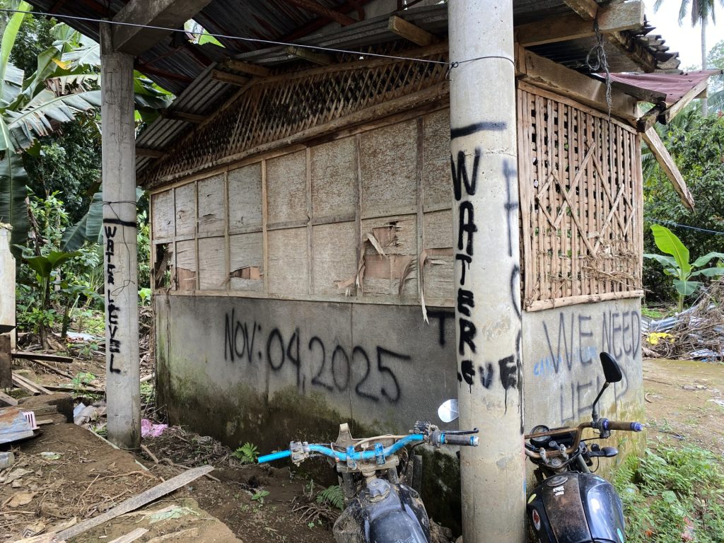 【フィリピン】3メートルの濁流が奪った日常 ― セブ州バランバン市カバグダランで、69歳の男性がひとり泥を運び続ける 1 f7ff857c1c1ea0c5ff2d1d9e16fb6f69