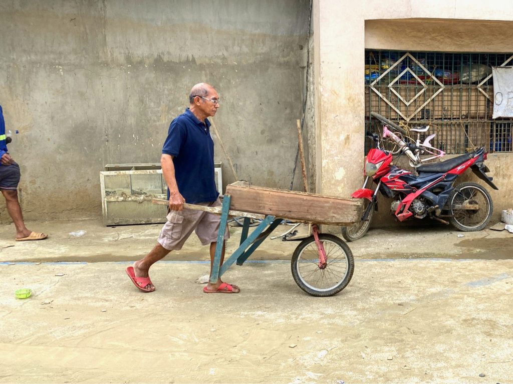 【フィリピン】3メートルの濁流が奪った日常 ― セブ州バランバン市カバグダランで、69歳の男性がひとり泥を運び続ける 3 28cb7d964d51d2ab0d2f755b92a8ed89