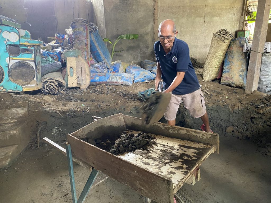 【フィリピン】3メートルの濁流が奪った日常 ― セブ州バランバン市カバグダランで、69歳の男性がひとり泥を運び続ける 4 fc462d82ee643108c73153c72111494c