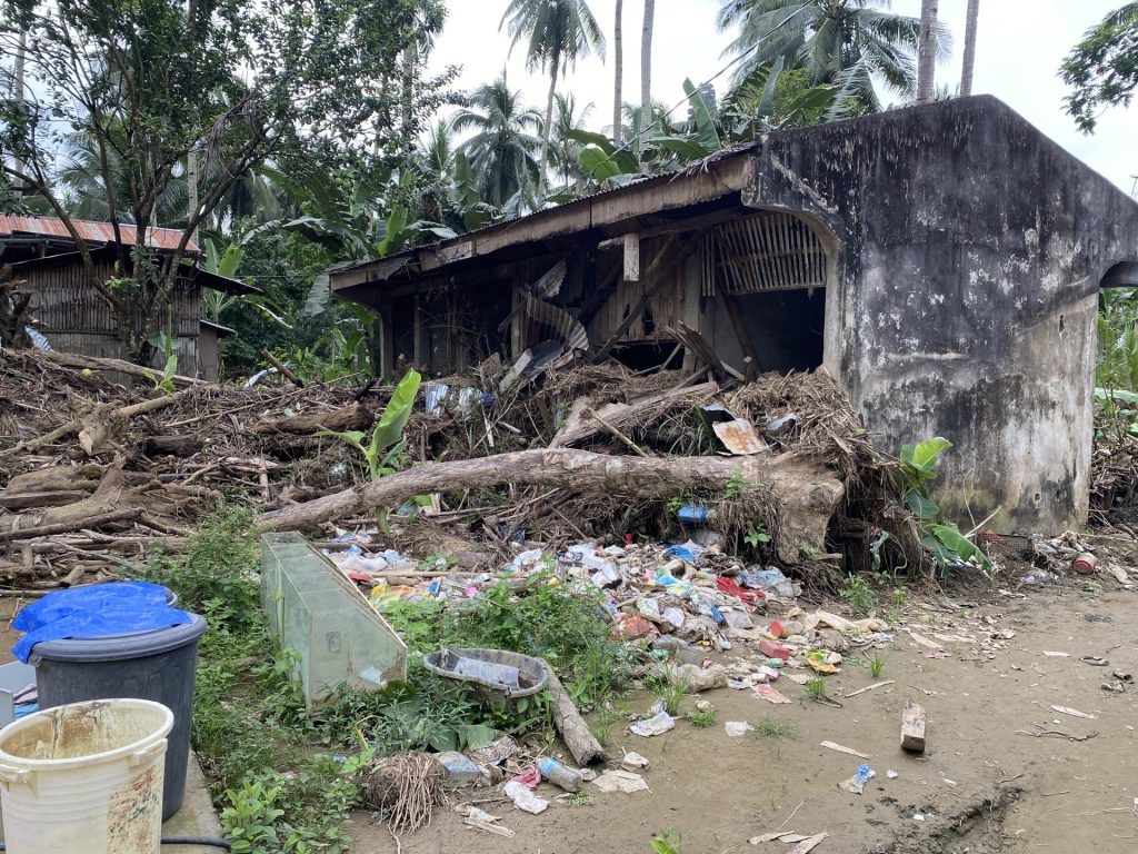 【フィリピン】3メートルの濁流が奪った日常 ― セブ州バランバン市カバグダランで、69歳の男性がひとり泥を運び続ける 5 94d5e676621a85934fccdc16c737545a