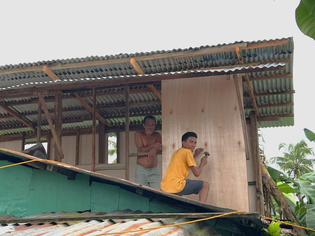 【フィリピン】3メートルの濁流が奪った日常 ― セブ州バランバン市カバグダランで、69歳の男性がひとり泥を運び続ける 6 d38f669ed14e54f6d4381e1b63bf8ccf