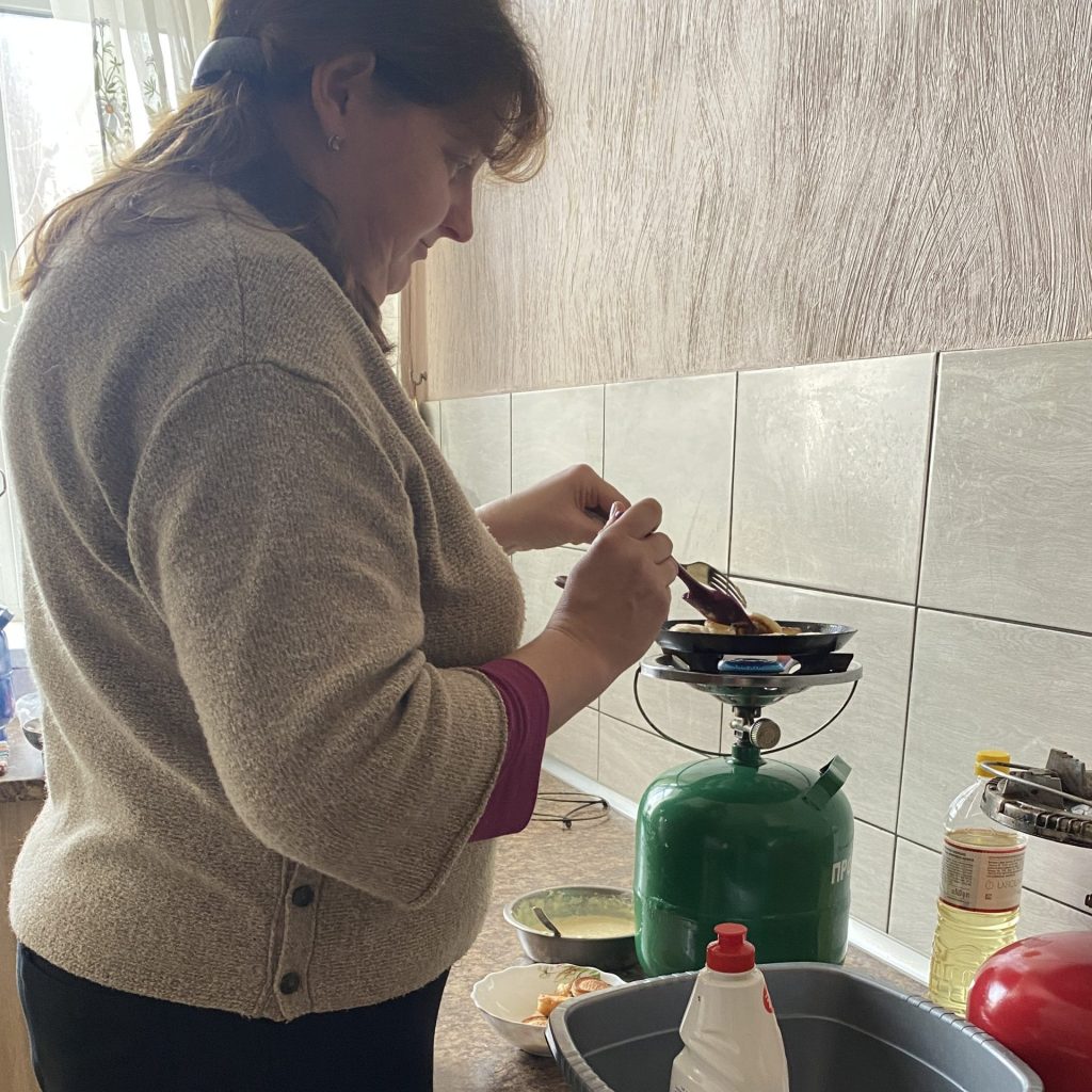 【ウクライナ】寒波が直撃するウクライナの避難所にガスボンベを届けました 5 64d2ea9d0beab550ef587408a216d550