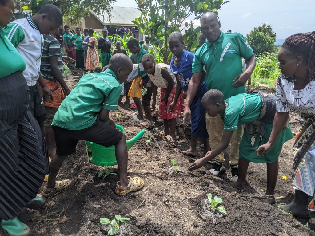 【ウガンダ】栄養豊富な野菜とともにチームワークも育て! 2 68b098418a26e01dffff0e0aa1352fd3