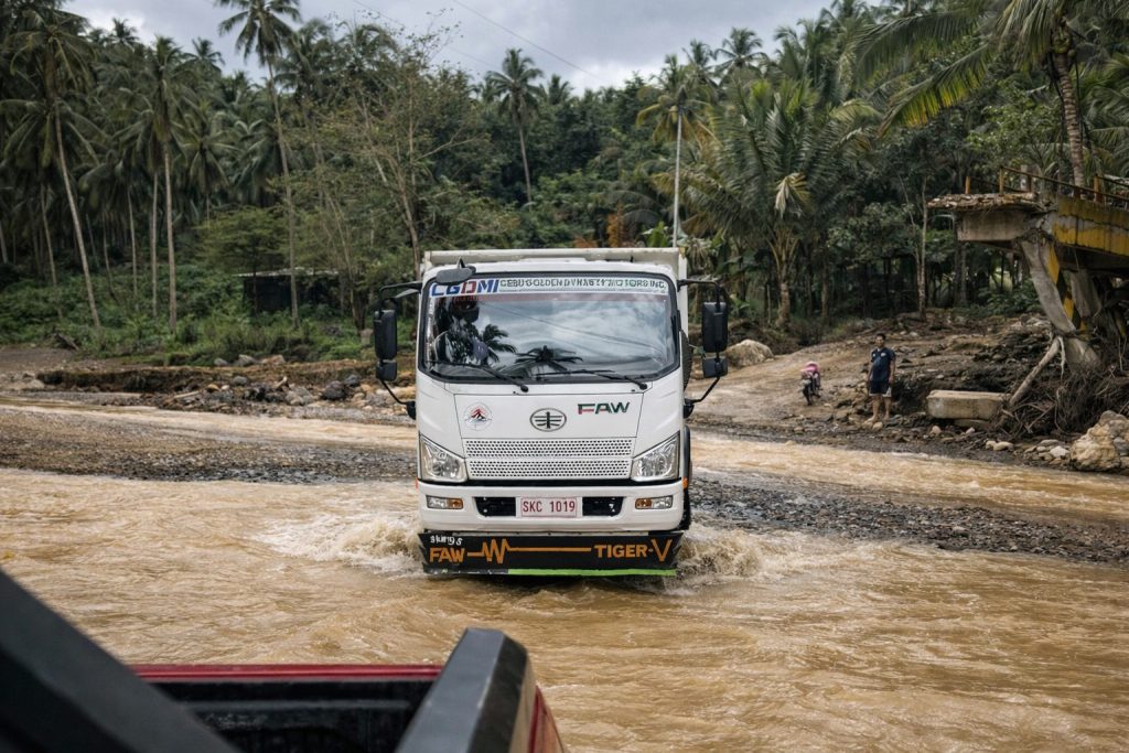 【フィリピン】川を越え、崖の山道を進んで支援を届ける――セブ台風被害 3 947b9ea719db6121e75d418634154f80